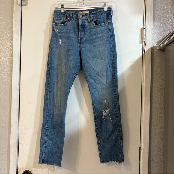 Levi’s Wedgie Straight Leg Jeans Denim Medium Wash Distressed Raw Hem Cropped - Picture 1 of 13